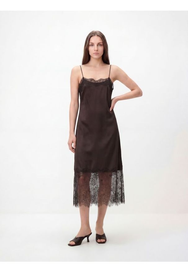 Reserved - Satynowa sukienka z koronką - ciemnobrązowy. Kolor: brązowy. Materiał: koronka, satyna. Wzór: koronka. Typ sukienki: proste