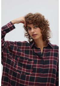 Marsala - Koszula typu oversize w kratę GRANATOWO BORDOWĄ - RENO -M/L. Kolor: czerwony, niebieski, wielokolorowy. Materiał: wiskoza, tkanina, poliester. Długość rękawa: długi rękaw. Długość: długie. Styl: klasyczny