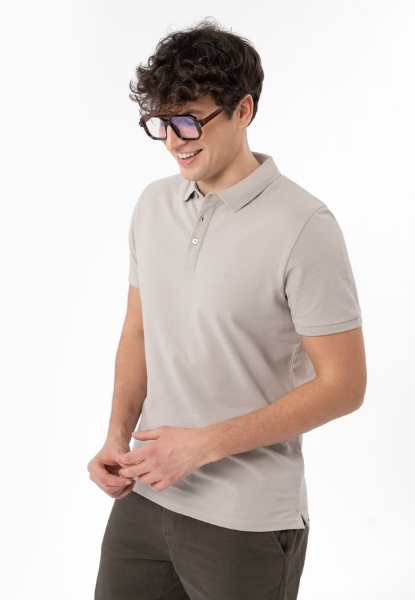 Volcano - Bawełniana polówka O-CHASE. Okazja: na co dzień. Typ kołnierza: polo. Kolekcja: plus size. Kolor: beżowy. Materiał: bawełna. Długość: krótkie. Styl: casual, elegancki, klasyczny