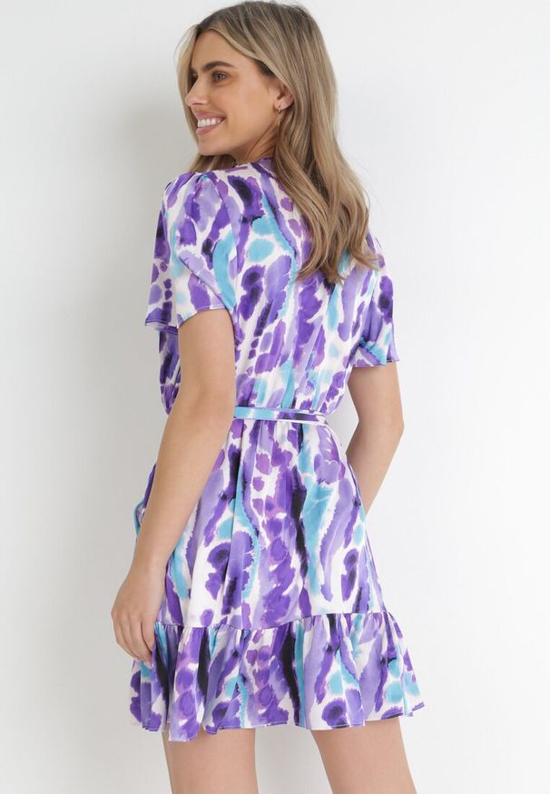 Born2be - Fioletowa Rozkloszowana Sukienka Kopertowa z Wiązanym Paskiem Sinja. Kolor: fioletowy. Materiał: materiał. Wzór: aplikacja. Typ sukienki: kopertowe