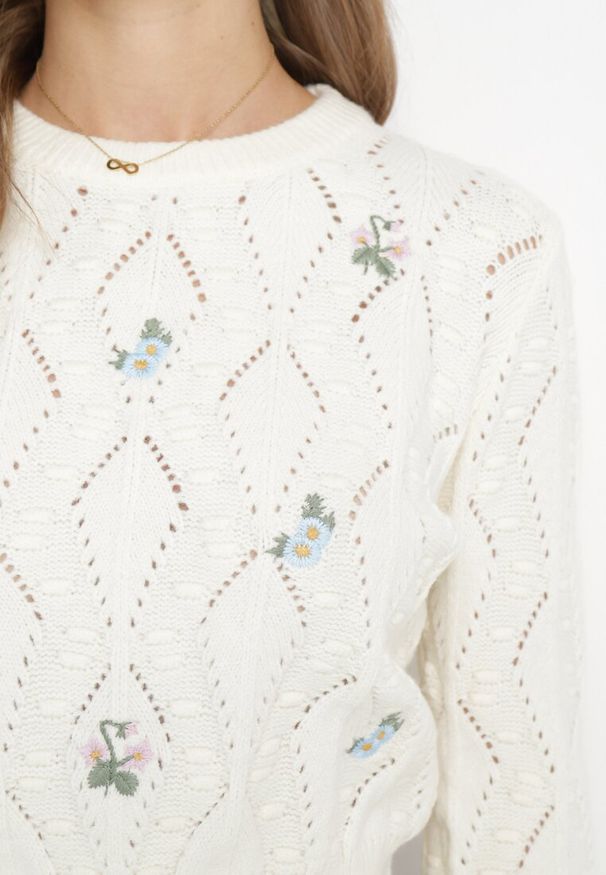 Born2be - Jasnobeżowy Sweter o Klasycznym Kroju z Haftowanymi Kwiatami Chasane. Kolor: beżowy. Materiał: bawełna, wełna. Wzór: kwiaty, haft. Styl: klasyczny