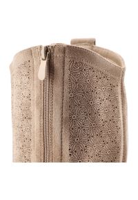 Kozaki damskie S.Barski, cholewka z materiału zapinane na suwak elegancki fason w stylu boho, beżowe, HY61-8022. Okazja: na co dzień. Kolor: beżowy. Szerokość cholewki: normalna. Wzór: geometria, ażurowy. Materiał: materiał. Sezon: zima, jesień, lato. Obcas: na obcasie. Styl: elegancki, boho. Wysokość obcasa: niski #7