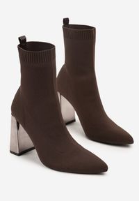Renee - Brązowe Botki Vices na Słupku ze Skarpetową Cholewką Falacesa. Okazja: na co dzień. Kolor: brązowy. Materiał: jeans. Szerokość cholewki: normalna. Obcas: na słupku. Styl: casual, elegancki #4