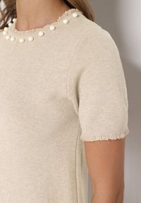 Born2be - Jasnobeżowa Trapezowa Sukienka Sweterkowa Ozdobiona Perełkami Eletusa. Okazja: na co dzień. Kolor: beżowy. Wzór: aplikacja. Typ sukienki: trapezowe. Styl: casual, elegancki. Długość: midi #2