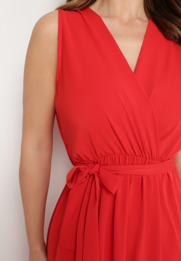 Born2be - Czerwona Sukienka Iolaera. Kolor: czerwony. Materiał: tkanina, materiał. Długość rękawa: na ramiączkach. Wzór: ażurowy, aplikacja, gładki. Sezon: lato. Typ sukienki: kopertowe. Długość: midi