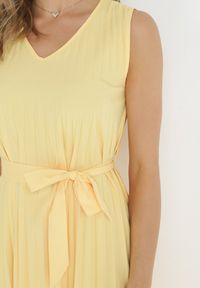 Born2be - Żółta Plisowana Sukienka Midi z Rozkloszowanym Dołem i Materiałowym Paskiem Katinka. Kolor: żółty. Materiał: materiał. Długość: midi #4