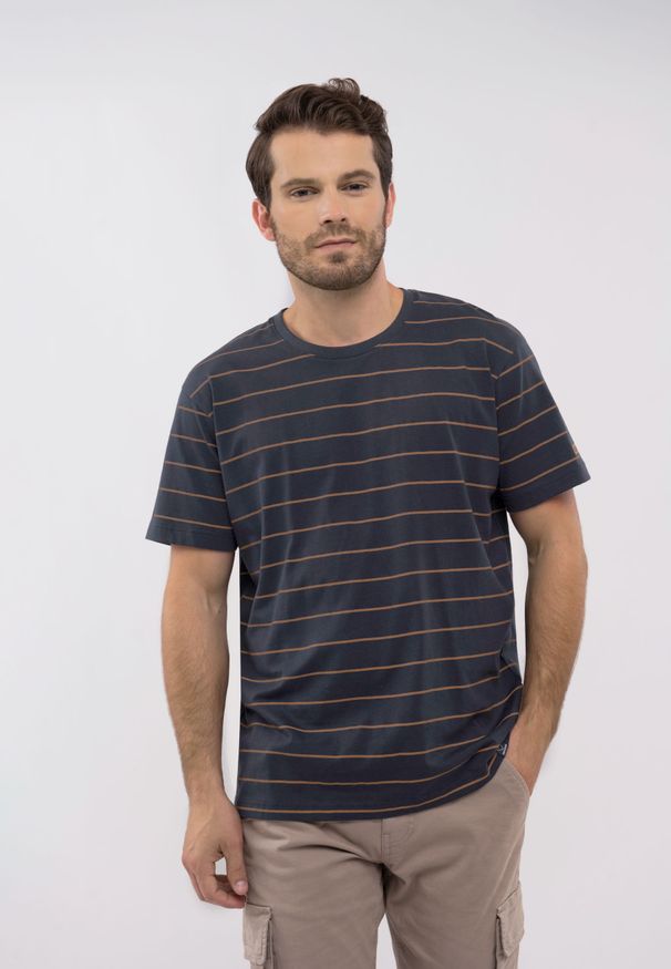 Volcano - T-shirt w paski T-ALLY. Okazja: na co dzień. Kolor: niebieski. Materiał: bawełna, materiał, jeans. Długość rękawa: krótki rękaw. Długość: krótkie. Wzór: paski. Styl: klasyczny, casual