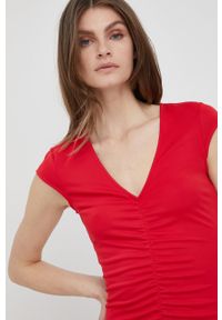 Armani Exchange sukienka kolor czerwony mini dopasowana. Kolor: czerwony. Materiał: dzianina. Długość rękawa: krótki rękaw. Wzór: gładki. Typ sukienki: dopasowane. Długość: mini