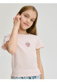 Reserved - Prążkowany t-shirt z aplikacją - pastelowy róż. Kolor: różowy. Materiał: prążkowany. Wzór: aplikacja