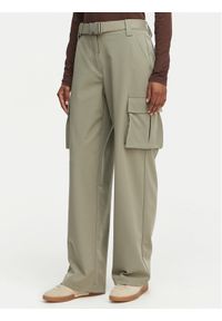 Guess Spodnie materiałowe W6GB01 W1416 Khaki Regular Fit. Kolor: brązowy. Materiał: syntetyk #1