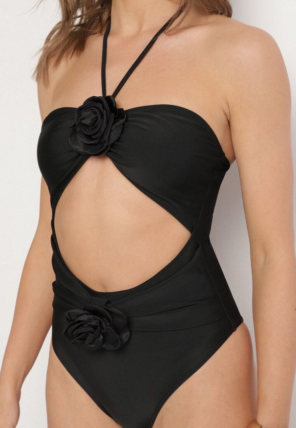 Born2be - Czarny Strój Kąpielowy Jednoczęściowy z Kwiatami Ozdobnym Chokerem i Wycięciami Irisie. Kolor: czarny. Wzór: kwiaty