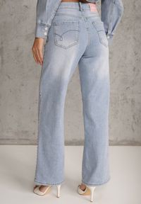 Renee - Niebieskie Szerokie Jeansy Ozdobione Nitami High Waist z Bawełną Typhele. Okazja: na co dzień. Stan: podwyższony. Kolor: niebieski. Wzór: aplikacja. Sezon: wiosna. Styl: casual, klasyczny #4