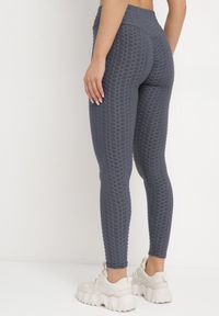 Born2be - Ciemnoszare Legginsy Sportowe z Elastyczną Gumką i Tłoczonym Wzorem Ardisa. Okazja: na co dzień. Kolor: szary. Styl: sportowy #6