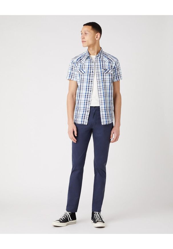 Wrangler - WRANGLER TEXAS SLIM MĘSKIE SPODNIE MATERIAŁOWE NAVY W12SWA114 112126532. Materiał: materiał