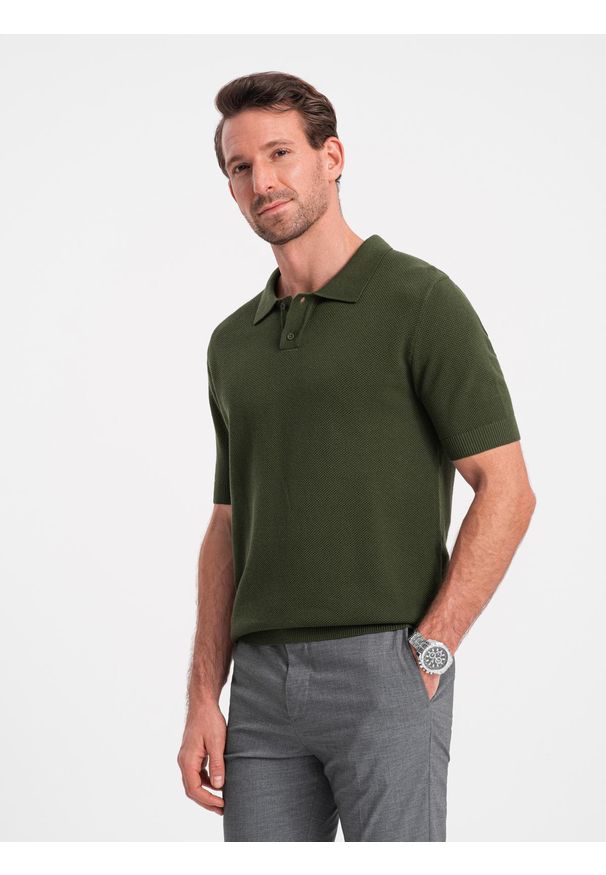 Ombre Clothing - Bawełniana koszulka męska polo ze strukturalnej dzianiny – oliwkowa V1 - Rozmiar: XXL. Okazja: na co dzień, do pracy. Typ kołnierza: polo. Kolor: oliwkowy. Materiał: dzianina, bawełna. Długość: krótkie. Styl: casual, elegancki