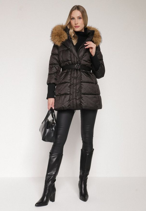 Born2be - Czarna Kurtka z Pikowanymi Przeszyciami Paskiem i Kapturem z Futrem Lidanessa. Okazja: na co dzień. Kolor: czarny. Materiał: futro. Styl: casual