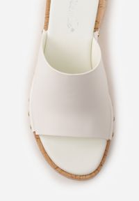 Born2be - Białe Klapki na Koturnie i Platformie z Korka Ozdobione Nitami Fyserlienne. Okazja: na co dzień, do pracy. Kolor: biały. Materiał: jeans, len. Wzór: aplikacja. Obcas: na koturnie. Styl: casual #9