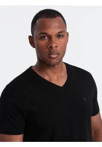 Ombre Clothing - Męski T-shirt V-NECK z elastanem - czarny V3 - Rozmiar: XXL. Typ kołnierza: dekolt w kształcie V. Kolor: czarny. Materiał: elastan. Długość rękawa: krótki rękaw. Długość: krótkie. Wzór: nadruk. Styl: klasyczny