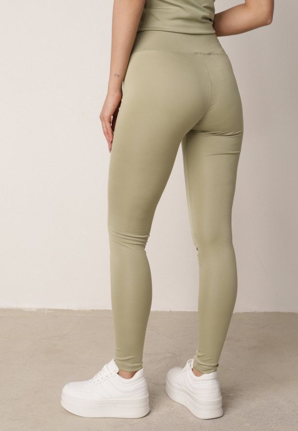 Born2be - Zielone Legginsy w Stylu Basic z Wyszczuplającym Pasem Samertes. Okazja: do pracy, na co dzień, na spacer. Stan: podwyższony. Kolor: zielony. Długość: krótkie. Styl: casual