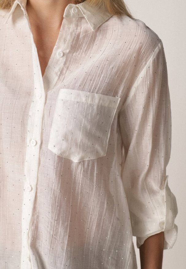 Born2be - Jasnobeżowa Transparentna Koszula Ozdobiona Cyrkoniami Clymadia. Okazja: na co dzień. Kolor: beżowy. Materiał: jeans. Wzór: aplikacja. Styl: casual, klasyczny