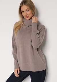 Born2be - Ciemnobeżowy Golf w Klasycznym Stylu Linagela. Typ kołnierza: golf. Kolor: beżowy. Materiał: jeans. Styl: klasyczny #4