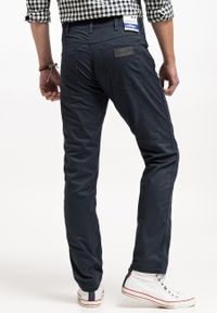Wrangler - WRANGLER GREENSBORO MĘSKIE SPODNIE MATERIAŁOWE CHINO CHINOSY MARINE NAVY W15QOFB14 112320811. Materiał: materiał. Styl: marine