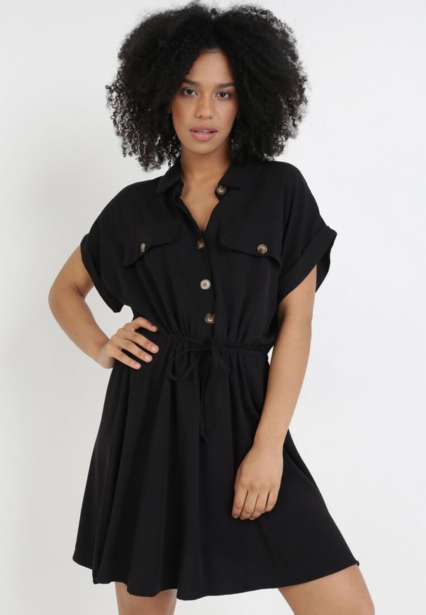 Born2be - Czarna Sukienka Priaphelous. Kolor: czarny. Materiał: tkanina, bawełna. Długość rękawa: krótki rękaw. Wzór: aplikacja. Typ sukienki: rozkloszowane, koszulowe. Długość: mini