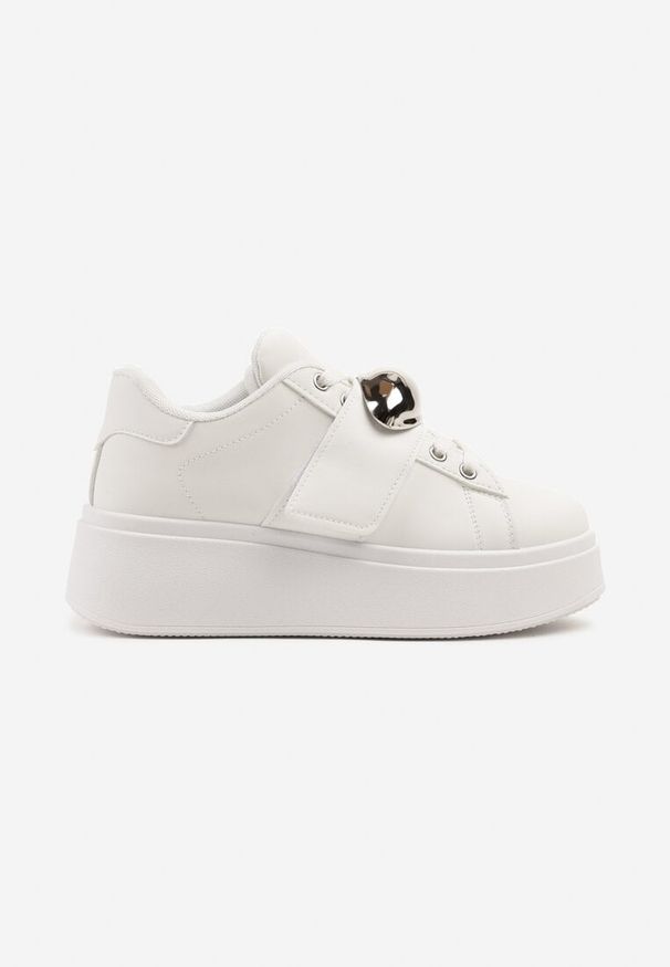 Renee - Białe Sneakersyn na Platformie z Metaliczną Aplikacją Welveria. Okazja: na co dzień, na imprezę. Kolor: biały. Materiał: jeans. Wzór: aplikacja. Sezon: lato. Obcas: na platformie
