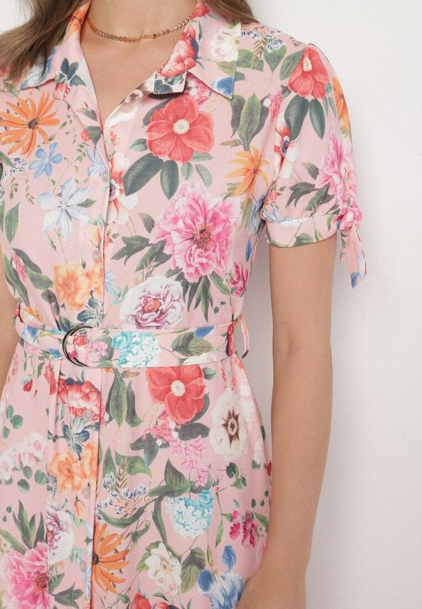 Born2be - Różowa Rozkloszowana Sukienka o Koszulowym Kroju z Paskiem w Kwiatowy Wzór Fevelorine. Okazja: na co dzień. Kolor: różowy. Wzór: kwiaty. Typ sukienki: koszulowe. Styl: casual