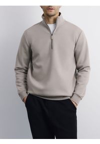 Reserved - Gładka bluza ze stójką - jasnoszary. Typ kołnierza: kołnierzyk stójkowy. Kolor: szary. Materiał: dzianina, bawełna. Wzór: gładki #1