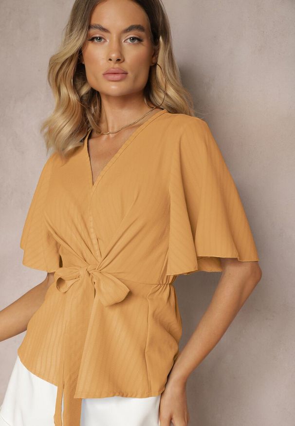 Renee - Ciemnobeżowa Bluzka o Kopertowym Dekolcie z Wiązaniem w Talii Risabellna. Kolor: beżowy. Styl: klasyczny