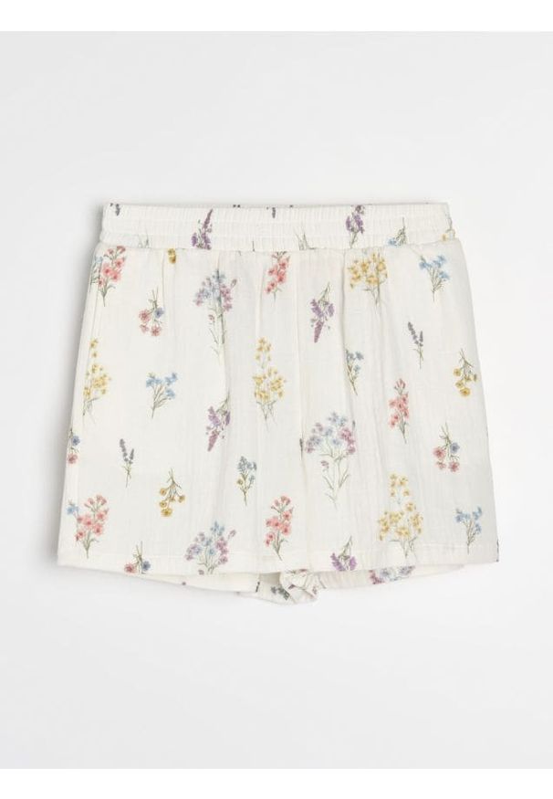 Sinsay - Muślinowe szorty z kieszeniami w kwiaty - wielobarwny. Wzór: kwiaty