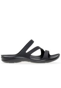 Klapki Crocs Swiftwater Sandal 203998-060 - czarne. Okazja: na spacer. Kolor: czarny. Wzór: paski. Sezon: lato. Styl: wakacyjny