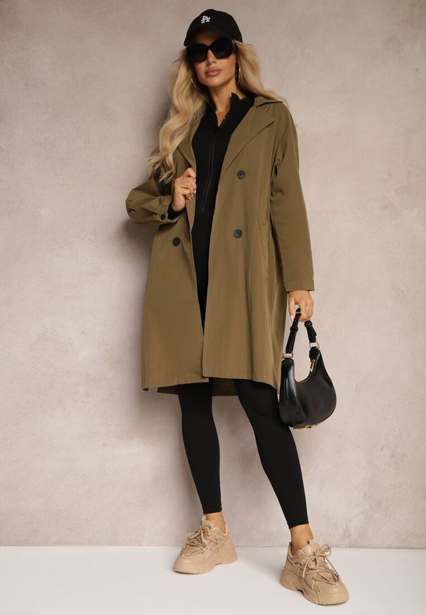 Renee - Ciemnozielony Płaszcz Dwurzędowy z Dodatkiem Bawełny Wykończony Paskiem i Rękawami z Regulacją Mevessa. Okazja: na spotkanie biznesowe. Kolor: zielony. Materiał: bawełna. Wzór: aplikacja. Styl: klasyczny, elegancki, biznesowy