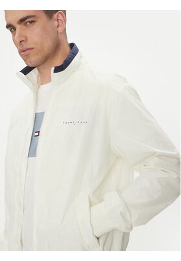 Tommy Jeans Kurtka przejściowa Essential DM0DM21667 Biały Regular Fit. Kolor: biały. Materiał: syntetyk
