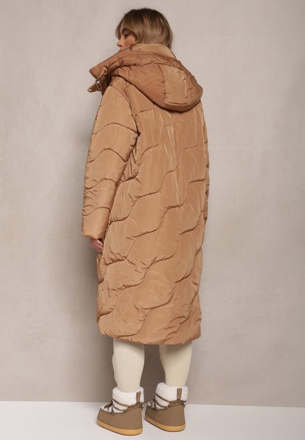 Renee - Beżowa Pikowana Kurtka Płaszcz za Kolano z Kapturem Kelotta. Typ kołnierza: kaptur. Kolor: beżowy