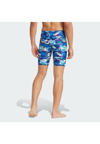Adidas - Bokserki Waves Graphic Swim. Kolor: niebieski. Materiał: materiał. Długość: krótkie. Wzór: kolorowy. Sezon: lato. Sport: pływanie