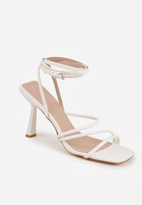 Renee - Białe Sandały na Klepsydrowej Szpilce Ozdobione Kwadratowym Noskiem Augurs. Okazja: na imprezę, na co dzień. Zapięcie: pasek. Kolor: biały. Materiał: satyna. Wzór: aplikacja. Obcas: na obcasie. Styl: casual. Wysokość obcasa: średni #2