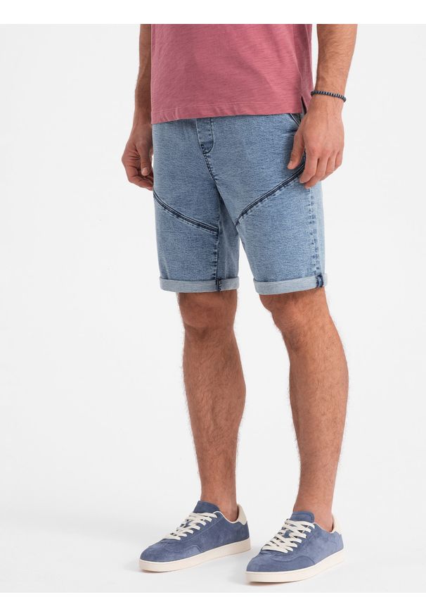 Ombre Clothing - Podwinięte jeansowe krótkie spodenki męskie z przeszyciami – jasnoniebieskie V1 - Rozmiar: S. Kolor: niebieski. Materiał: jeans. Długość: krótkie. Wzór: aplikacja. Sezon: lato