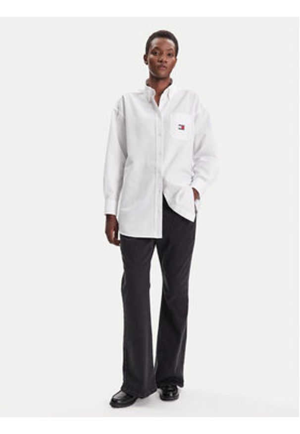 Tommy Jeans Koszula Badge DW0DW20988 Biały Oversize. Kolor: biały. Materiał: syntetyk