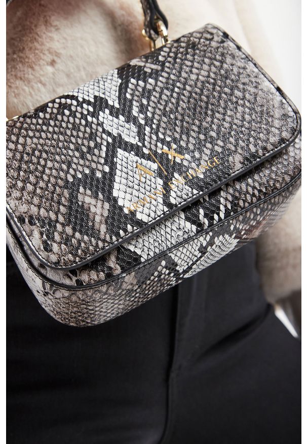 Armani Exchange - TOREBKA ARMANI EXCHANGE. Wzór: nadruk. Materiał: z tłoczeniem, skórzane