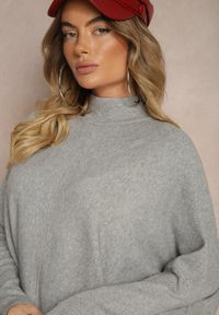 Renee - Szary Sweter Nietoperz z Dłuższym Tyłem i Półgolfem Vitirae. Okazja: na co dzień. Kolor: szary. Materiał: jeans. Długość: długie. Styl: elegancki, casual #3