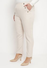 Born2be - Beżowe Klasyczne Spodnie z Wysoką Talią Ozdobioną Nitami Palmika. Kolor: beżowy. Wzór: aplikacja. Styl: klasyczny #1