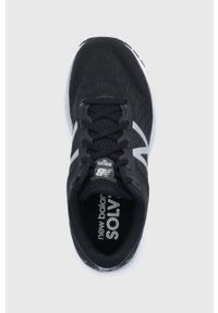 New Balance Buty WSOLVBW2 kolor czarny na płaskiej podeszwie. Nosek buta: okrągły. Zapięcie: sznurówki. Kolor: czarny. Materiał: guma. Obcas: na płaskiej podeszwie