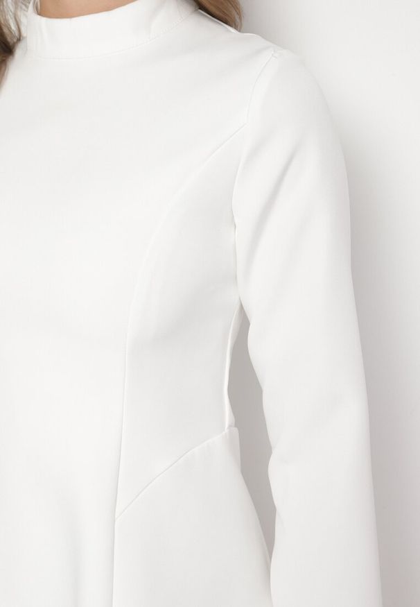 Born2be - Biała Taliowana Sukienka o Rozkloszowanym Dole Virvesa. Okazja: na co dzień. Kolor: biały. Styl: elegancki, casual