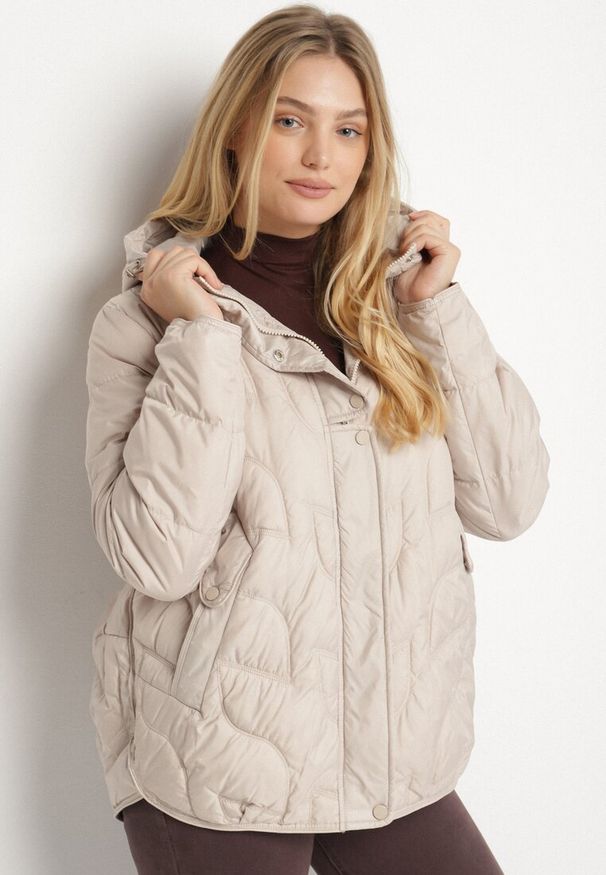 Born2be - Beżowa Pikowana Kurtka Przejściowa o Klasycznym Kroju z Kapturem Tavitte. Okazja: na co dzień, na spacer. Typ kołnierza: kaptur. Kolekcja: plus size. Kolor: beżowy. Materiał: jeans, poliester. Wzór: aplikacja. Styl: klasyczny