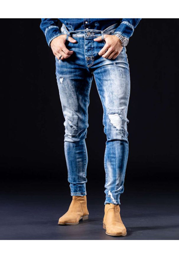GUNS & TUXEDOS - Jasnoniebieskie spodnie jeansowe Hellblauer Pass. Kolor: niebieski. Wzór: aplikacja