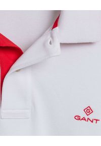 GANT - Biały t-shirt polo z kontrastowym logo. Okazja: na co dzień. Typ kołnierza: polo. Kolor: biały. Materiał: materiał. Wzór: haft. Styl: casual #2