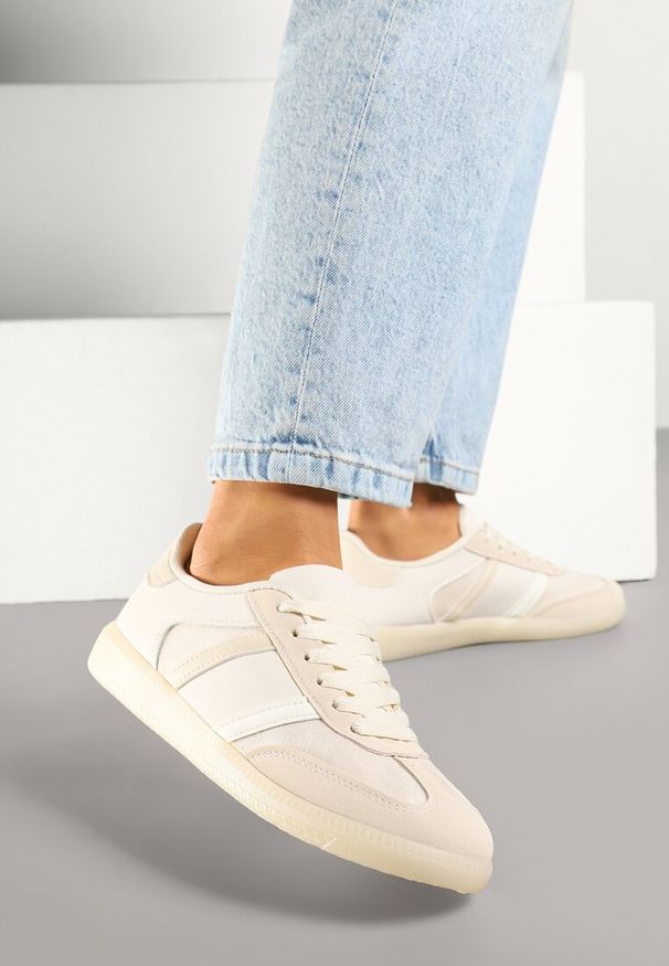 Born2be - Beżowe Sneakersy w Typie Tenisówek z Paskami na Boku Cholewki Wonevia. Okazja: na co dzień. Zapięcie: pasek. Kolor: beżowy. Szerokość cholewki: normalna