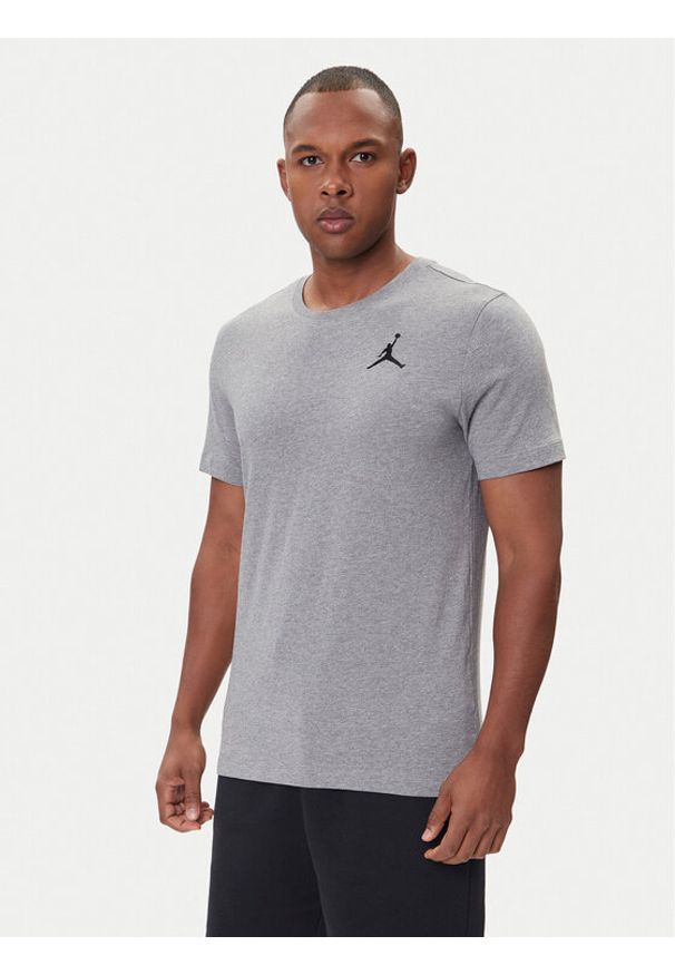 Nike T-Shirt DC7485 091 Szary Regular Fit. Kolor: szary. Materiał: bawełna